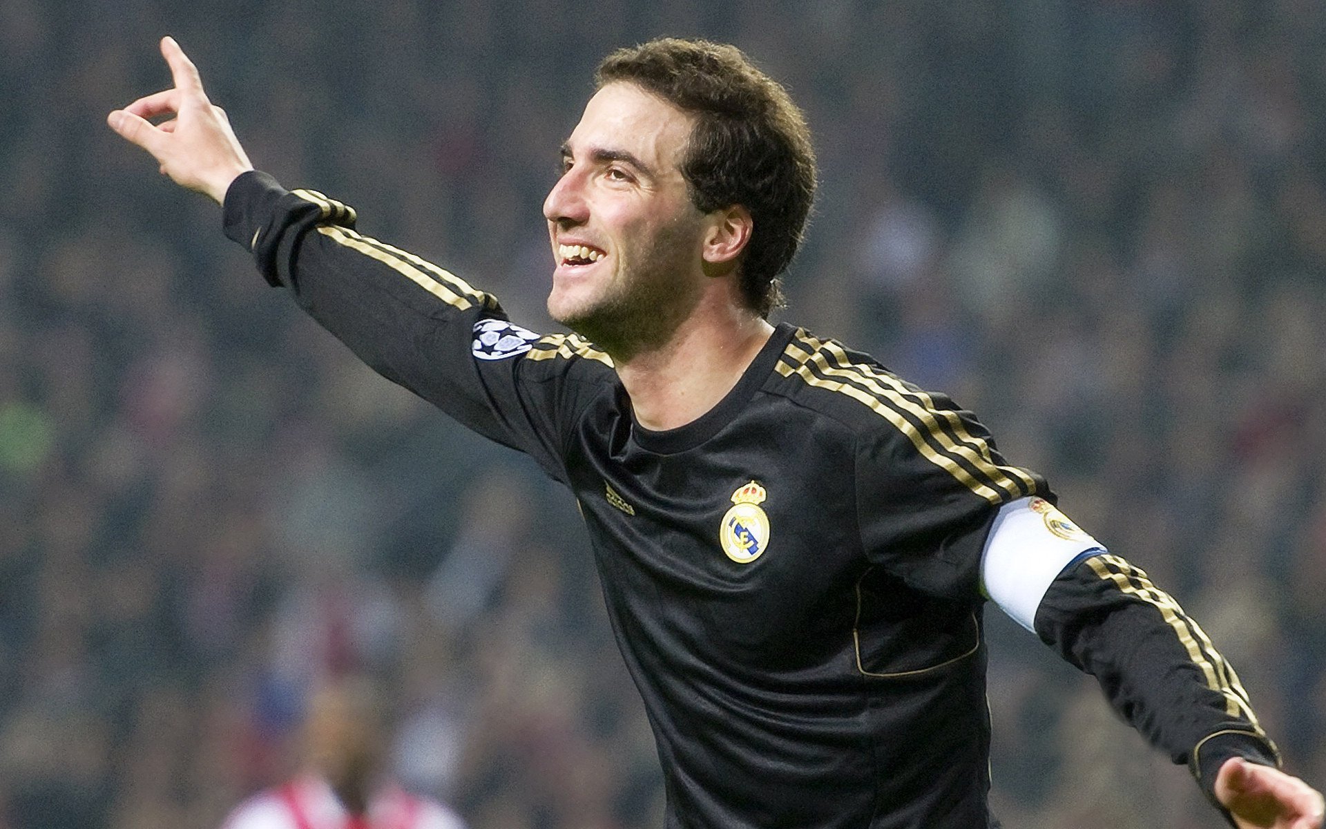 开云体育APP下载-双重碾压，足球场与乒乓球桌的统治艺术