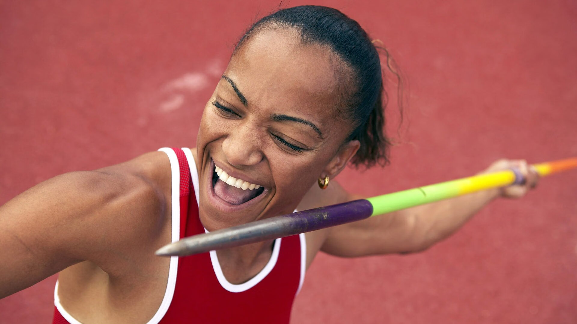 开云官方平台-雄鹿夜袭,当霍勒迪的黑色风衣刮过辽篮的春节彩灯
